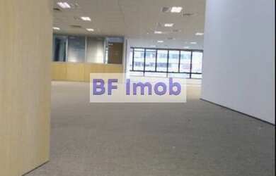 Imagem: O depósito possui 5 Vagas na garagem, 340m² de Área e está