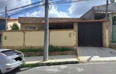 Imagem: A casa possui 4 Dormitórios, 2 Banheiros, 2 Vagas na garagem