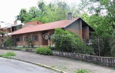 Imagem: A casa possui 4 Dormitórios, 2 Banheiros, 3 Vagas na garagem