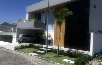 Imagem: A casa em condomínio possui 4 Dormitórios, 5 Banheiros, 2