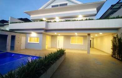 Imagem: A casa em condomínio possui 4 Dormitórios, 5 Banheiros, 3