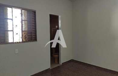 Imagem: A casa possui 2 Dormitórios, 2 Banheiros, 1 Vaga na garagem