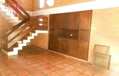 Imagem: O depósito possui 2 Vagas na garagem e 235m² de Área e está