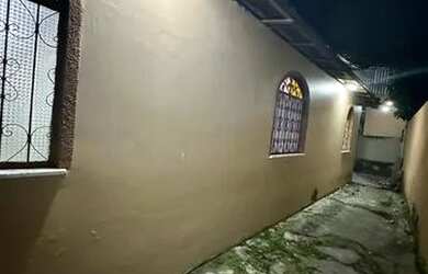 Imagem: A casa possui 2 Dormitórios, 1 Banheiro, 1 Vaga na garagem