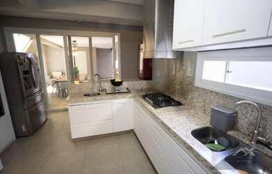 Imagem: A casa em condomínio possui 5 Dormitórios, 5 Banheiros, 4