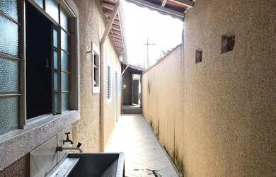 Imagem: A casa possui 2 Dormitórios, 1 Banheiro, 1 Vaga na garagem