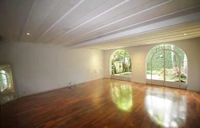 Imagem: A casa possui 4 Dormitórios, 4 Banheiros, 3 Vagas na garagem