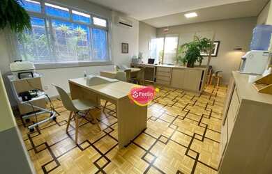 Imagem: O depósito possui 5 Vagas na garagem, 178m² de Área e está