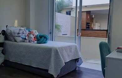 Imagem: A casa possui 3 Dormitórios, 2 Banheiros, 2 Vagas na garagem