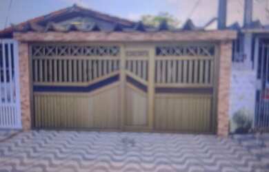 Imagem: A casa possui 2 Dormitórios e 3 Vagas na garagem e está localizado