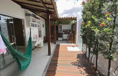 Imagem: A casa possui 3 Dormitórios, 3 Banheiros, 2 Vagas na garagem