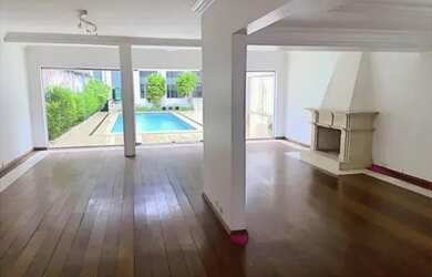 Imagem: A casa possui 3 Dormitórios, 4 Banheiros, 3 Vagas na garagem