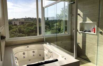 Imagem: A casa em condomínio possui 5 Dormitórios, 5 Banheiros, 4