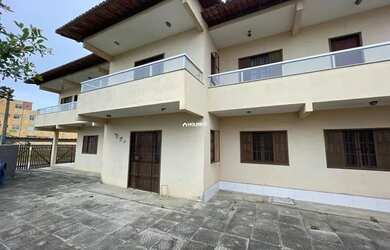 Imagem: A casa possui 4 Dormitórios, 3 Banheiros, 2 Vagas na garagem