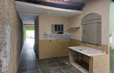 Imagem: A casa possui 3 Dormitórios, 1 Banheiro, 2 Vagas na garagem