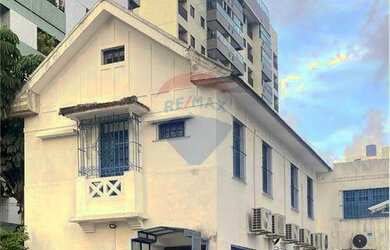 Imagem: A casa possui 5 Dormitórios, 5 Banheiros, 5 Vagas na garagem