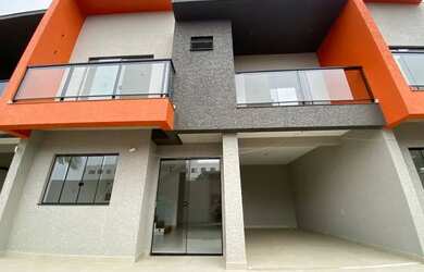 Imagem: A casa possui 3 Dormitórios, 2 Banheiros, 1 Vaga na garagem