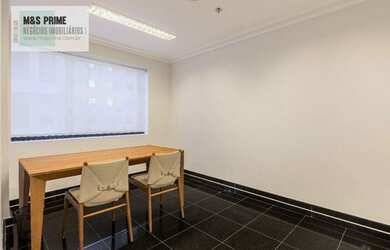 Imagem: O depósito possui 5 Vagas na garagem, 460m² de Área e está