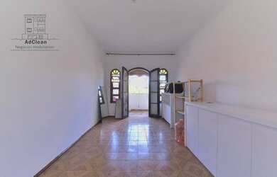 Imagem: A casa à venda possui 3 Dormitórios, 1 Banheiro, 2 Vagas na