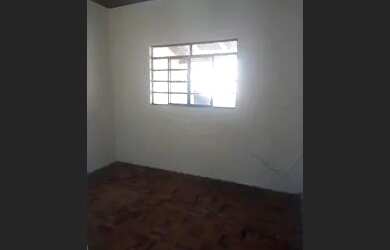 Imagem: A casa possui 1 Dormitório, 1 Banheiro, 1 Vaga na garagem