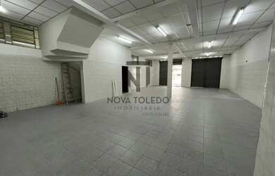 Imagem: O depósito possui 4 Vagas na garagem, 139m² de Área e está