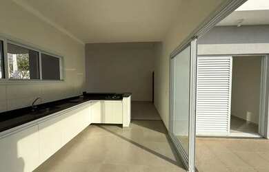 Imagem: A casa em condomínio para alugar possui 3 Dormitórios, 2 Banheiros