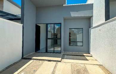 Imagem: A casa possui 3 Dormitórios, 2 Banheiros, 2 Vagas na garagem