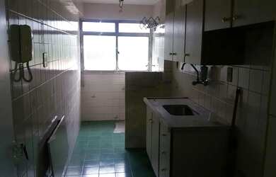 Imagem: O apartamento possui 2 Dormitórios, 1 Banheiro, 1 Vaga na garagem