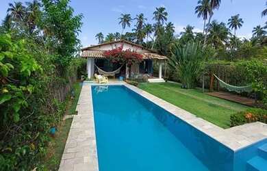 Imagem: A casa possui 4 Dormitórios, 5 Banheiros, 2 Vagas na garagem