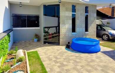 Imagem: A casa possui 3 Dormitórios, 2 Banheiros, 4 Vagas na garagem