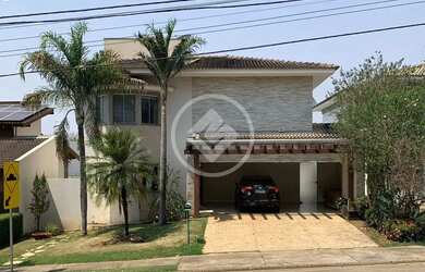 Imagem: A casa possui 4 Dormitórios, 2 Banheiros, 2 Vagas na garagem