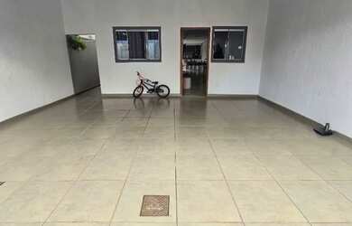 Imagem: A casa possui 2 Dormitórios, 2 Banheiros, 3 Vagas na garagem