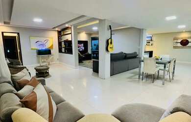 Imagem: A casa possui 4 Dormitórios, 4 Banheiros, 4 Vagas na garagem