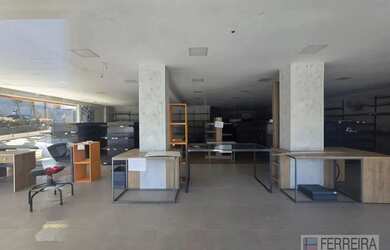 Imagem: O depósito possui 5 Vagas na garagem e 430m² de Área e está