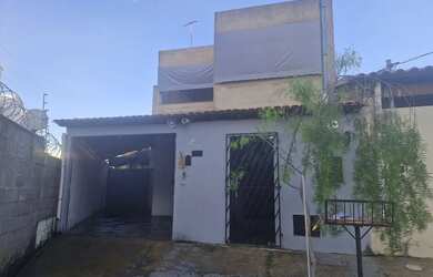 Imagem: A casa possui 4 Dormitórios, 3 Banheiros, 4 Vagas na garagem