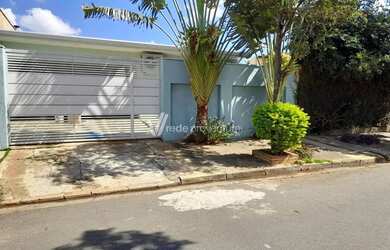 Imagem: A casa possui 3 Dormitórios, 3 Banheiros, 3 Vagas na garagem