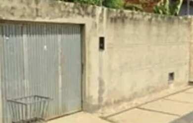 Imagem: A casa possui 3 Dormitórios, 1 Banheiro, 2 Vagas na garagem