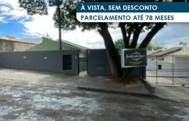 Imagem: A casa possui 1 Dormitório, 1 Banheiro, 1 Vaga na garagem