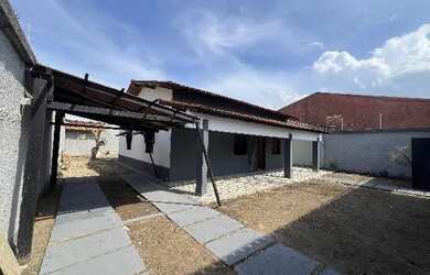 Imagem: A casa possui 3 Dormitórios, 2 Banheiros, 3 Vagas na garagem