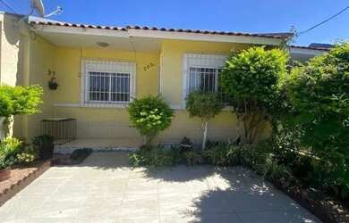 Imagem: A casa possui 3 Dormitórios, 1 Banheiro, 2 Vagas na garagem