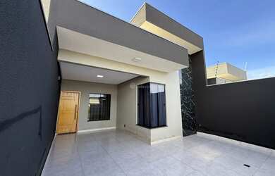 Imagem: A casa possui 2 Dormitórios, 2 Vagas na garagem e está localizado