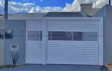 Imagem: A casa possui 2 Dormitórios, 2 Banheiros, 2 Vagas na garagem