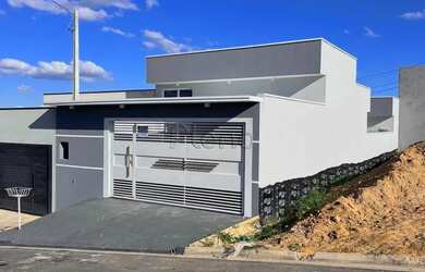 Imagem: A casa possui 3 Dormitórios, 3 Banheiros, 1 Vaga na garagem