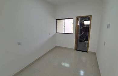 Imagem: A casa possui 2 Dormitórios, 2 Banheiros, 2 Vagas na garagem