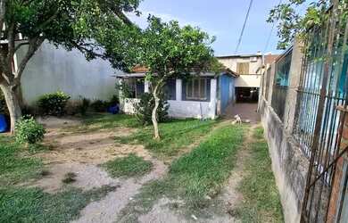 Imagem 2: Casa no Bairro Hípica, com terreno de 10 metros de frente por 33 metros...