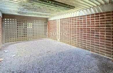 Imagem: A casa em condomínio possui 4 Dormitórios, 1 Banheiro, 5 Vagas