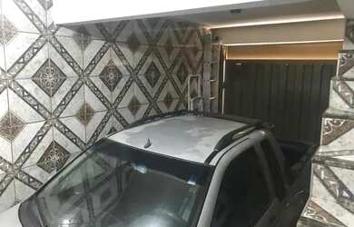 Imagem: A casa possui 3 Dormitórios, 1 Banheiro, 2 Vagas na garagem