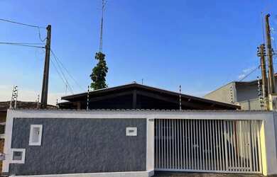 Imagem: A casa possui 3 Dormitórios, 3 Banheiros, 3 Vagas na garagem