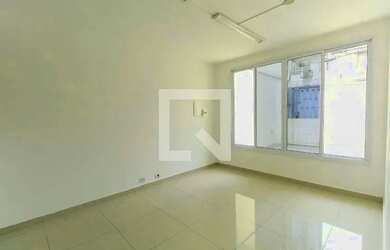 Imagem: A casa possui 3 Dormitórios, 2 Banheiros, 5 Vagas na garagem