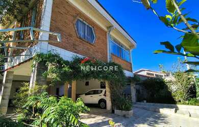 Imagem: A casa possui 3 Dormitórios, 4 Banheiros, 5 Vagas na garagem